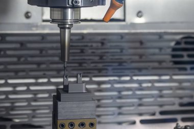 CNC değirmen makinesi grafit elektrot parçalarını sert top burun değirmeni ile kesti. CNC makine merkezi tarafından üretilen kalıp ve ölüm süreci.