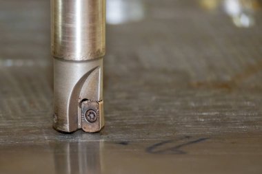 CNC Değirmen Makinesi, küf parçalarını indekslenebilir aletlerle kesiyor. Küf ve ölüm üretim süreci indekslenebilir araçlarla makine merkezi tarafından.