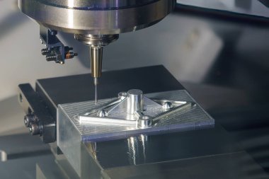 CNC değirmen makinesi küf parçalarını sert bir top burun değirmeni aracıyla kesti. Makine merkezi tarafından yüksek hassasiyetli küf üretim süreci.