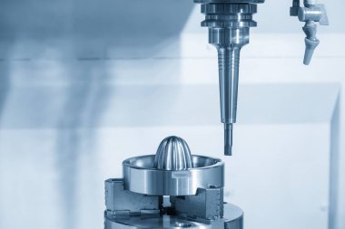 3 eksenli CNC değirmen makinesi küf kısmını düz burun değirmeni ile mavi tonda kesiyor. Çok eksenli CNC değirmen makinesinin yüksek teknoloji parçası üretim süreci.