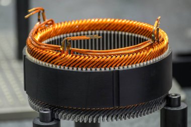 Elektrikli motor parçaları üretim süreci. Elektrikli araba motoru için bar yarası stator parçaları. 
