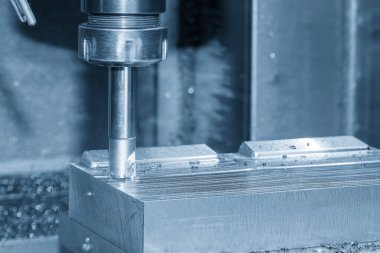 CNC değirmen makinesinin mavi tondaki küf parçalarını indekslenebilir aletlerle kestiği sahneyi kapatın. Küf ve ölüm üretim süreci indekslenebilir araçlarla makine merkezi tarafından.