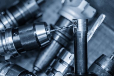 Sahneyi kapatın. CNC değirmen makinesi için indekslenebilir sert araç mavi tonda. CNC değirmen makinesi için kesme aracı grubu.