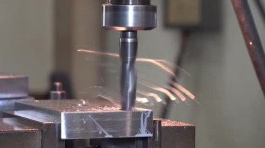 NC değirmen makinesindeki delik delme işlemi Pan sahnesi. Değirmen makinesindeki metal çalışma konsepti..