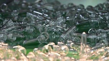 Yavaş çekim sahnesi plastik şişe taşıyıcı bantta önceden şekillenmiş. İçme suyu şişesi üfleme makinesiyle üretim işlemi. 