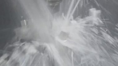 Pan sahnesi 5 eksen CNC soğutucu metodlu değirmen makinesi. Eş zamanlı 5 - eksen CNC değirmen makinesi kalıp parçalarını kesiyor.