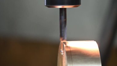 NC değirmen makinesinin pirinç maddi parçaları parçalanma işlemi. Değirmen makinesinde kesilen yüksek hassasiyetli parçalar.