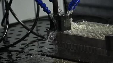 Yavaş çekim sahnesi EDM makinesi grafit elektrotla çalışıyor. EDM makinesinin ürettiği kalıp ve ölüm süreci.