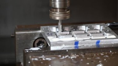 CNC değirmen makinesi alüminyum parçaları düz burun değirmeni ile kesti. Makine merkezi tarafından yüksek hassasiyetli parça üretim süreci.