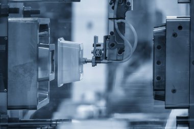 Plastik enjeksiyon küf makinesinden otomatik sistem tarafından üretilen gıda konteynırı. Olay yeri malzemelerini kapat. Enjeksiyon makinesinden gıda konteynırını robot sistemle kontrol et..  