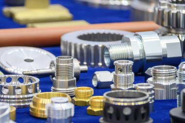 Sahneyi kapatın paslanmaz çelik boru bağlantısı grubu. Yüksek hassasiyetli parça üretimi kavramları.