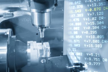 Soyut 5 eksenli CNC değirmen makinesi açık mavi sahnede otomotiv ve G-kod veri arkaplanını kesiyor. Çok eksenli CNC değirmen makinesinin yüksek teknoloji parçası üretim süreci.