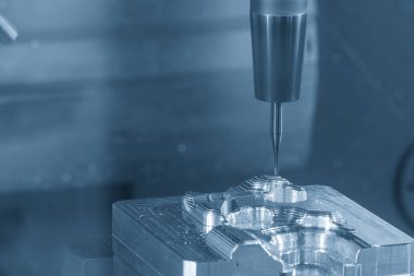 CNC değirmen makinesi açık mavi sahnede sert top burun değirmeni ile küf parçalarını kesti. Makine merkezi tarafından yüksek hassasiyetli küf üretim süreci.