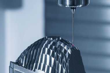 CMM makinesi açık mavi sahnedeki far ışığı yansıtma küf parçalarını ölçer. Yüksek teknoloji kalıbı ve CMM makinesi tarafından üretilen ölüm süreci.