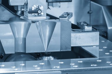 Zar, mavi sahnede CNC programı tarafından telle kontrol edilen EDM makinesiyle kesme işlemi uyguluyor. Kalıp yerleştirme parçalarını kesen kablo EDM makinesi yakın çekim sahnesinde. 