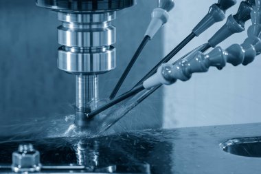 CNC değirmen makinesi, açık mavi sahnede küf parçalarını yağ soğutma metoduyla kesiyor. CNC makine merkezi tarafından üretilen kalıp ve ölüm süreci.