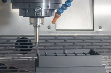 CNC değirmen makinesi grafit elektrot parçalarını düz düz burun değirmeni aletiyle kesiyor. CNC makine merkezi tarafından üretilen kalıp ve ölüm süreci.