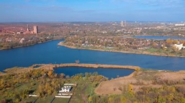 Ukrayna 'nın Kryvyi Rih kentindeki Saksagan nehrinin üzerinde insansız hava aracı uçuyor. Endüstriyel arazi ve konut binaları