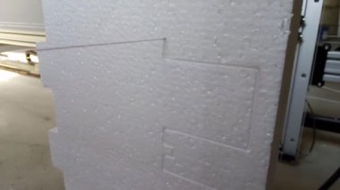 CNC köpük kesme makinesi. İp tenon kanalını kesiyor. Yakın çekim.