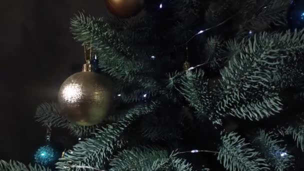 Pallina Oro Sull Albero Natale Con Luci Bokeh Sullo Sfondo — Video Stock