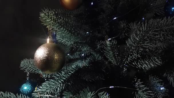 圣诞树上的金球 背景上有彩灯 圣诞装饰品 — 图库视频影像