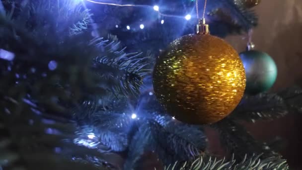 Χρυσή Μπάλα Στο Χριστουγεννιάτικο Δέντρο Bokeh Φώτα Στο Παρασκήνιο Χριστουγεννιάτικα — Αρχείο Βίντεο