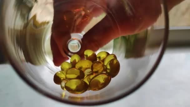 Золотые Таблетки Омега Падают Стекло Медицины Концепции Здравоохранения Белый Фон — стоковое видео