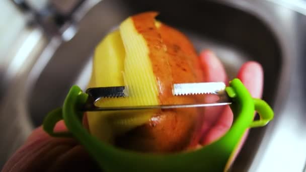 Obieranie Ziemniaków Bliska Kuchni — Wideo stockowe
