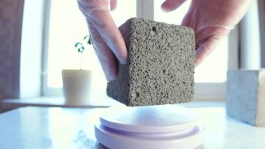 Laboratuvarda bir küp köpük beton.