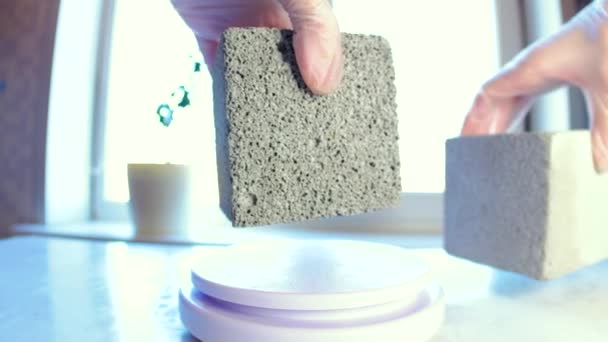 実験室で泡コンクリートのキューブを量る — ストック動画
