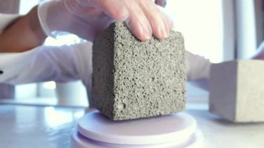 Laboratuvarda bir küp köpük beton var.