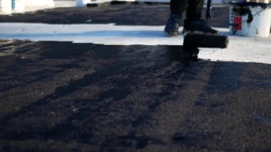 Düz çatı su yalıtımı hazırlama makstik astar kullanarak yakın çekim
