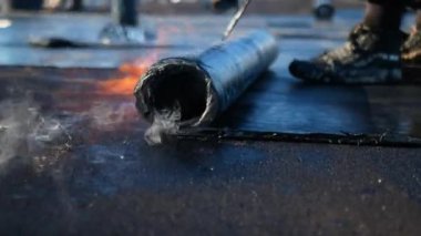Profesyonellerin köpük beton malzemelerinin üzerine ateş yakarak su geçirmez çatı.