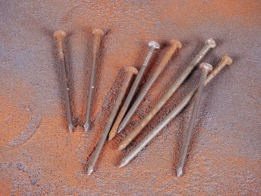 Arkaplanda paslı çiviler var.