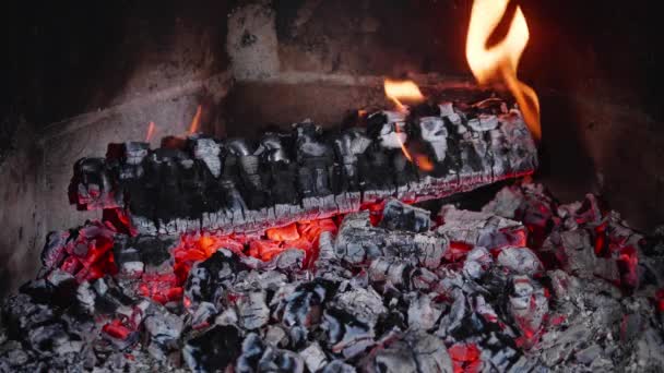 石の暖炉で熱と燃焼ログを粉砕 — ストック動画