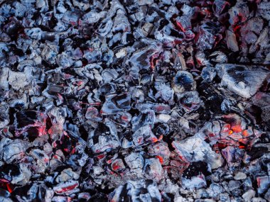 Şöminede yanan közler eşit kaplanmış.