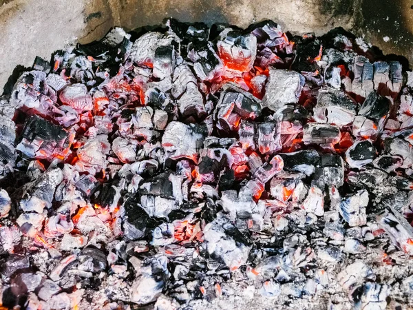 Λιωμένα Κάρβουνα Και Θερμότητα Ενός Σπιτιού Τζάκι — Φωτογραφία Αρχείου