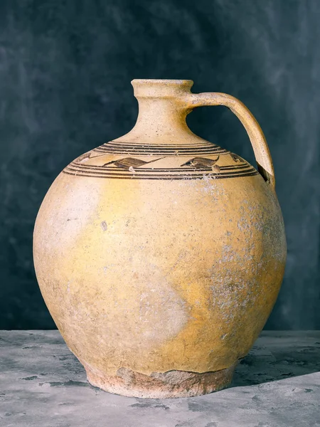 Antike Schäbige Keramikkanne Mit Griff Auf Grauer Betonoberfläche — Stockfoto