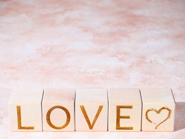 Tahta küplerle ilgili kavramsal metin aşk ilanı olarak kabul edilir