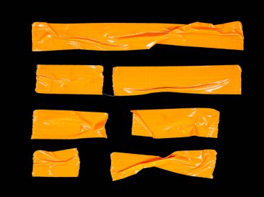 Siyah arka planda izole edilmiş çeşitli turuncu maskeleme bantları.