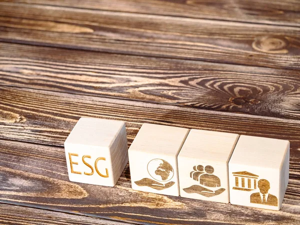 Ahşap tahtadaki ESG sembolleri şirket yönetim ilkeleri ve kriterleri kavramı olarak