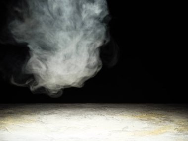 Ürün sunumu için arka plan olarak beton bir yüzey üzerinde beyaz duman tüpler