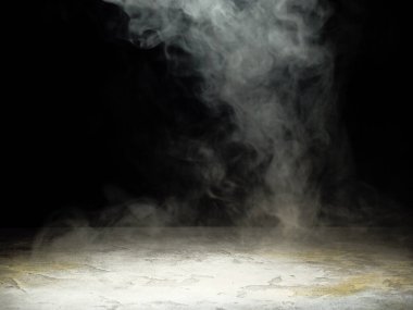 Ürün sunumu için arka plan olarak beton bir yüzey üzerinde beyaz bir duman girdabı