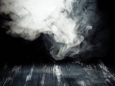 Koyu ahşap bir yüzey üzerinde beyaz dumanlı ürün sunumu için arkaplan