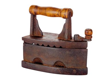 Beyaz arka planda izole edilmiş paslı, pürüzsüz demir bir yakın plan.