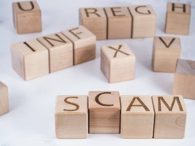 Ahşap bloklar üzerine SCAM metni bir iş tehlikesi kavramı