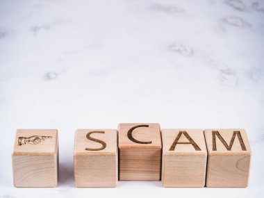 Tahta bloklar üzerine SCAM metni bir iş dolandırıcılığı konsepti olarak