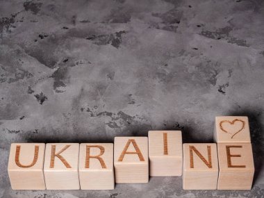 Ukrayna 'ya ve tahta küplerin üzerindeki kalp sembolüne Ukrayna' ya destek kavramı olarak metin yaz