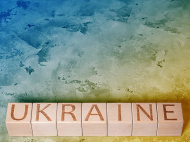 Ukrayna 'ya tahta bloklar üzerinde Ukrayna bayrağı renginde beton bir plaka üzerinde metin