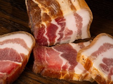 Geleneksel bir Ukrayna ürünü olarak donmuş ve dilimlenmiş domuz yağı - Salo